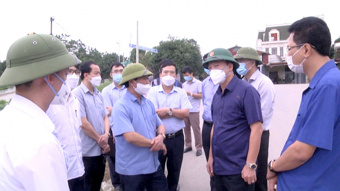 Chủ tịch UBND tỉnh Phú Thọ kiểm tra việc cắm biển báo giao thông tại huyện Tam Nông, Thanh Thủy