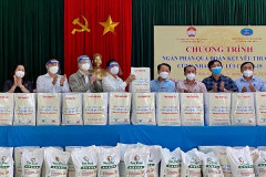 Hiệp hội Doanh nghiệp tỉnh Thanh Hóa tặng 300 suất quà cho vùng dịch thị xã Bỉm Sơn