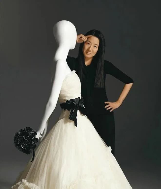 Vera Wang được mọi cô dâu coi là bà tiên váy cưới. Nguồn: Internet
