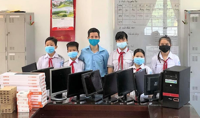 Thầy giáo Nguyễn Văn An trao tặng 10 bộ máy tính cho 10 em học sinh có hoàn cảnh khó khăn của Trường Phổ thông Hermann Gmeiner thành phố Việt Trì
