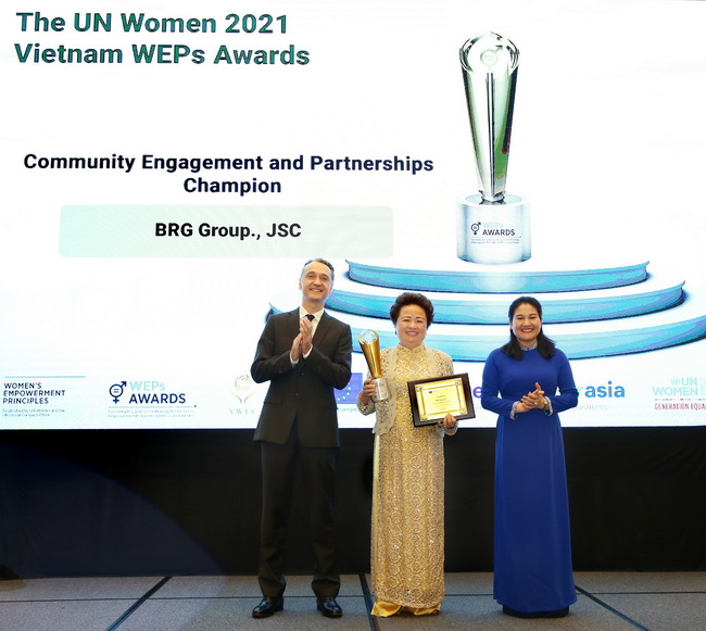Madame Nguyễn Thị Nga, Chủ tịch Tập đoàn BRG, tiếp nhận giải thưởng từ Ban Tổ chức