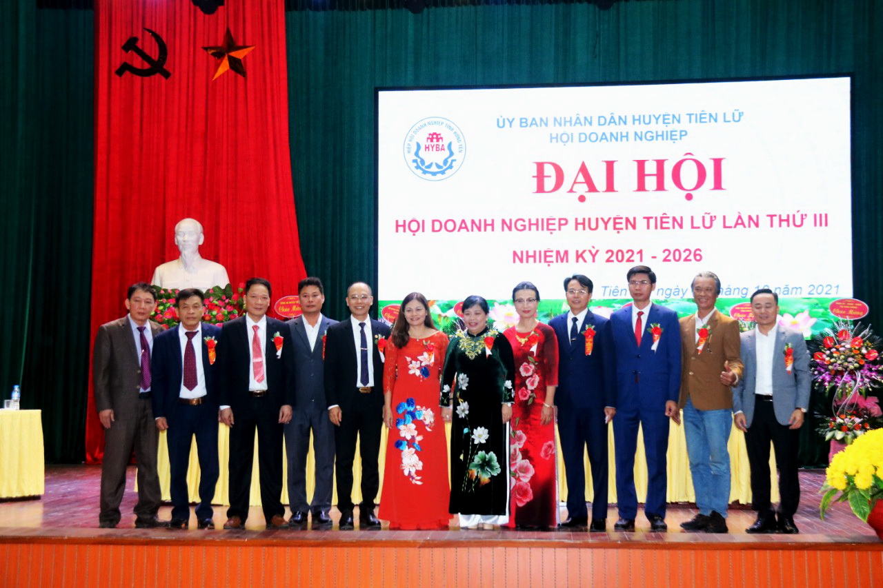 BCH Hội Doanh nghiệp huyện Tiên Lữ khóa III, nhiệm kỳ 2021 - 2026 ra mắt Đại hội và chụp ảnh lưu nhiệm cùng các đại biểu