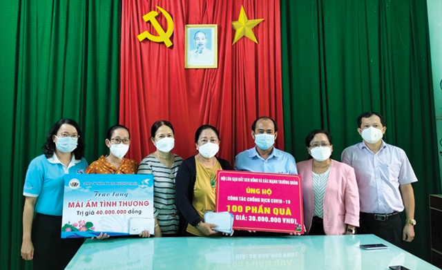 Đoàn công tác trao bảng tượng trưng tặng các phần quà cho Ủy ban Mặt trận Tổ quốc Việt Nam huyện Tân Hồng