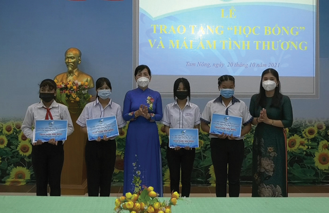 Trao học bổng cho 63 học sinh vượt khó học giỏi tại huyện Tam Nông
