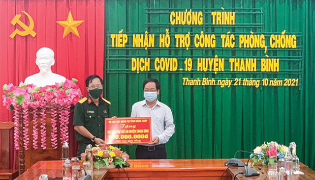 Đại tá Trịnh Hoàng Phong - Chính ủy Bộ Chỉ huy quân sự tỉnh Đồng Tháp trao tặng 100 triệu đồng cho “Quỹ bảo trợ trẻ em” huyện Thanh Bình để hỗ trợ trẻ em mồ côi do dịch Covid-19