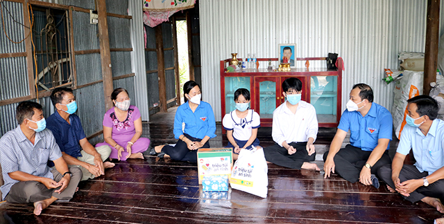 Lãnh đạo Tỉnh đoàn cùng chính quyền địa phương đến thăm và hỗ trợ quà, nhận đỡ đầu cho em N.T.T. (ngụ ấp Tân Thuận B, xã Tân Phú, huyện Thanh Bình)