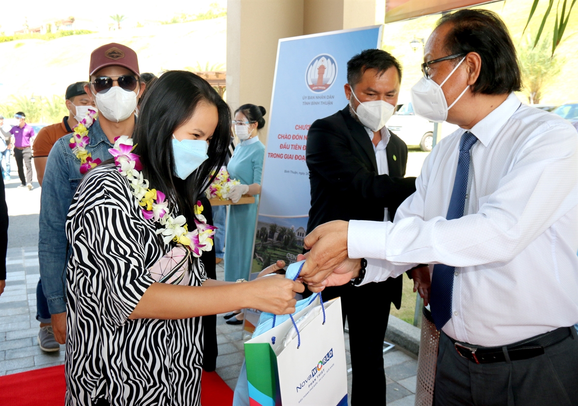 Lãnh đạo Sở VH-TT-DL tỉnh Bình Thuận tặng quà lưu niệm cho du khách