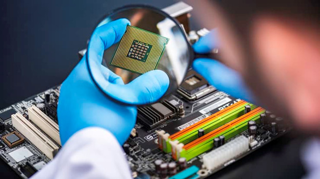 Một kỹ thuật viên kiểm tra chip máy tính