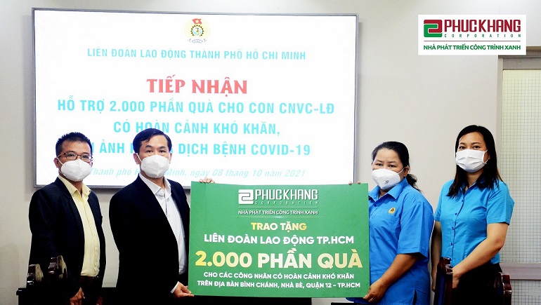 Đại diện Phuc Khang Corporation trao tặng 2.000 phần quà cho các em là con CBVC-LĐ có hoàn cảnh khó khăn