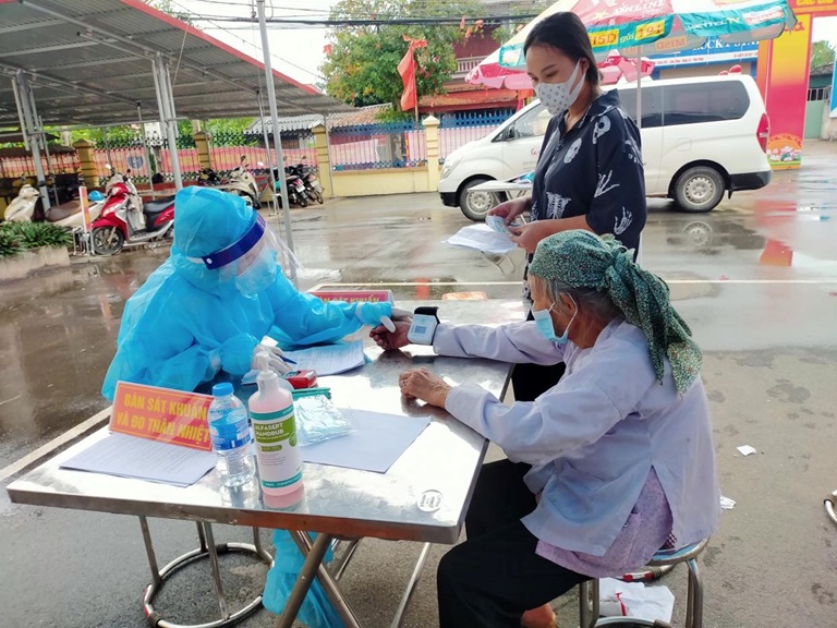 Nhân viên y tế được Sở Y tế tăng cường về xã Lãng Công, huyện Sông Lô hỗ trợ công tác tiêm vắc xin phòng Covid-19 cho người dân