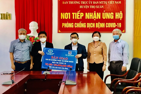 Đại diện Hiệp hội Doanh nghiệp tỉnh và Công ty Xăng dầu Thanh Hóa trao 100 bộ giường cá nhân cho huyện Thọ Xuân.