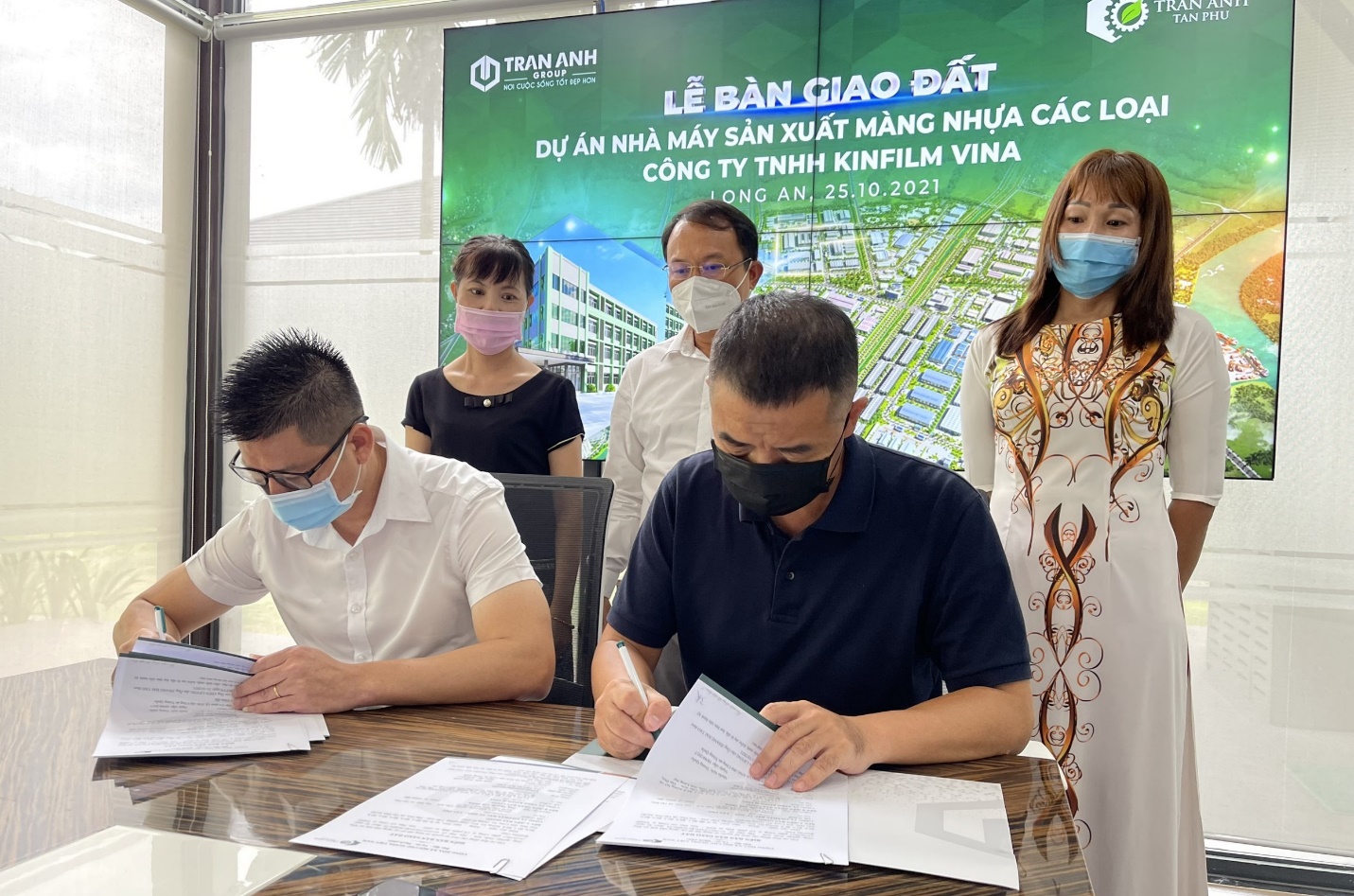 Đại diện Trần Anh Group thực hiện ký kết bàn giao đất cho Công ty TNHH Kinfilm Vina