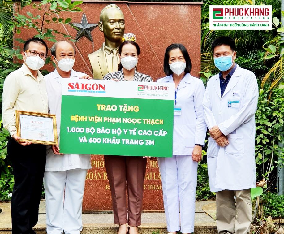 Đại diện Phúc Khang Corporation trao 1.000 bộ bảo hộ y tế cao cấp và 600 khẩu trang 3M tặng Bệnh viện Phạm Ngọc Thạch (TP.HCM)