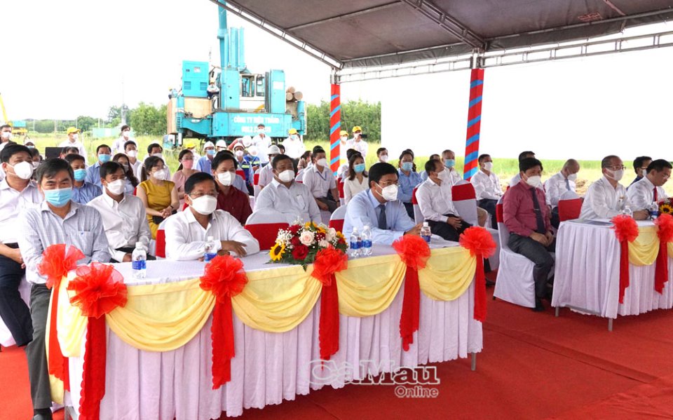 Đồng chí Nguyễn Tiến Hải (hàng đầu, thứ 3 từ trái sang), Ủy viên BCH Trung ương Đảng, Bí thư Tỉnh uỷ, Chủ tịch HĐND tỉnh, cùng các đại biểu dự lễ.