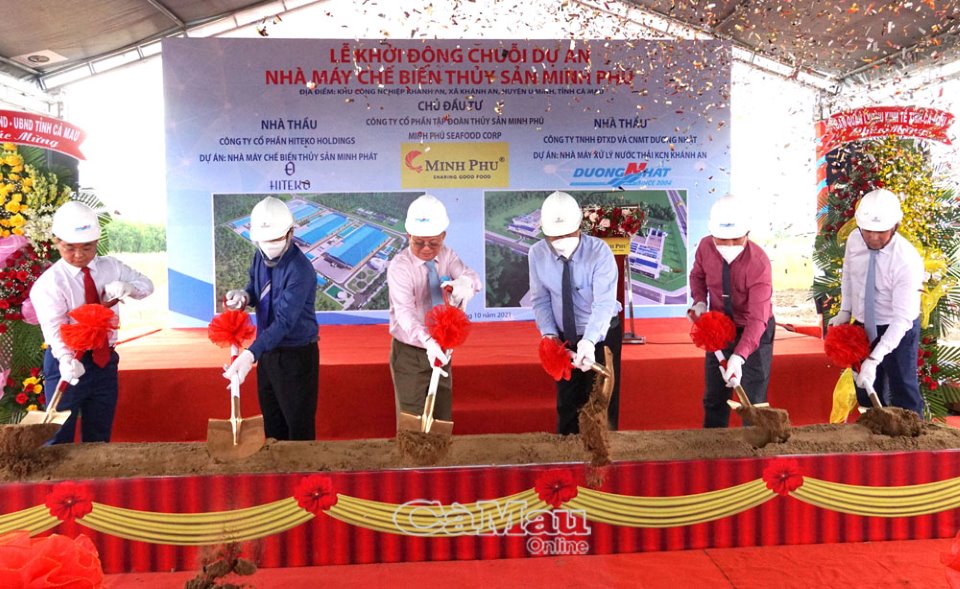 Bí thư Tỉnh uỷ Nguyễn Tiến Hải cùng các đại biểu và nhà đầu tư thực hiện nghi thức động thổ và khởi động chuỗi dự án.