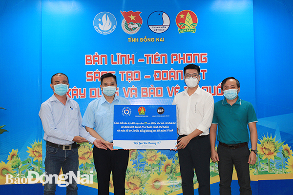 Đại diện Hội đồng Đội Trung ương và Nhãn hàng Kun – Công ty cổ phần sữa Quốc tế đến thăm và trao hỗ trợ tháng đầu tiên cho học sinh mồ côi vì Covid-19 tại P.Quang Vinh (TP.Biên Hòa)