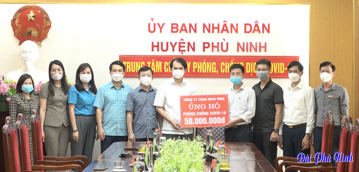 Đại diện lãnh đạo huyện Phù Ninh tiếp nhận ủng hộ của Công ty TNHH Now Vina