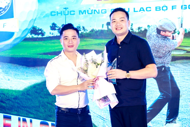 Đại diện BTC giải golf trao Kỷ niệm chương cho Ông Nguyễn Tất Tùng - Chủ tịch HĐQT Natrumax Việt Nam