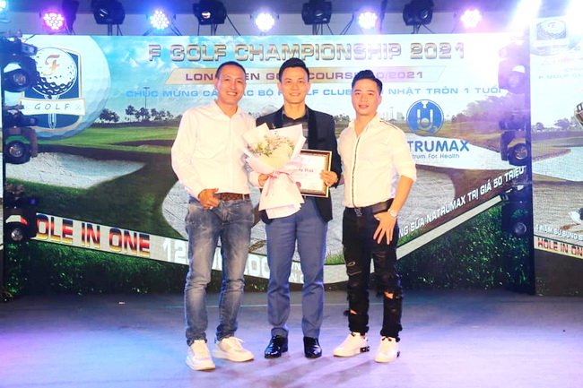 BTC giải F Golf CHAMPIONSHIP 2021 trao GCN tài trợ cho Ông Nguyễn Bá Hà - TGĐ Natrrumax Việt Nam