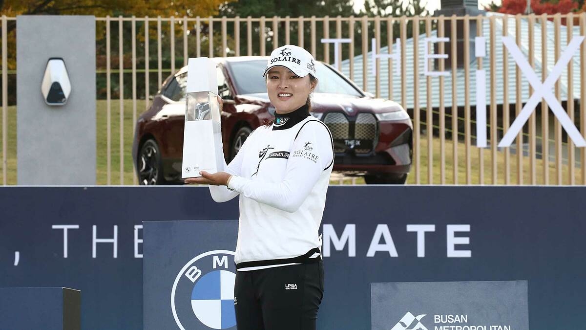 Ko Jin Young nhận chức vô địch BMW Ladies Championship. Ảnh: AFP