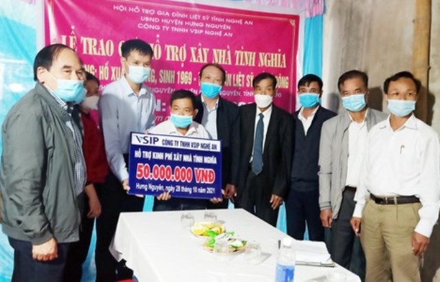 Hưng Nguyên (Nghệ An): Công ty TNHH VSIP hỗ trợ tiền xây nhà tình nghĩa cho thân nhân liệt sĩ