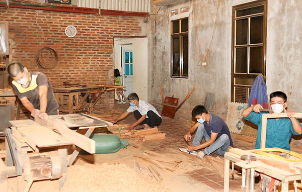 Nhờ được tiếp vốn kịp thời, xưởng mộc gia đình anh Lê Văn Bằng ở thôn Xuân Kỳ có thể tiếp tục hoạt động bình thường