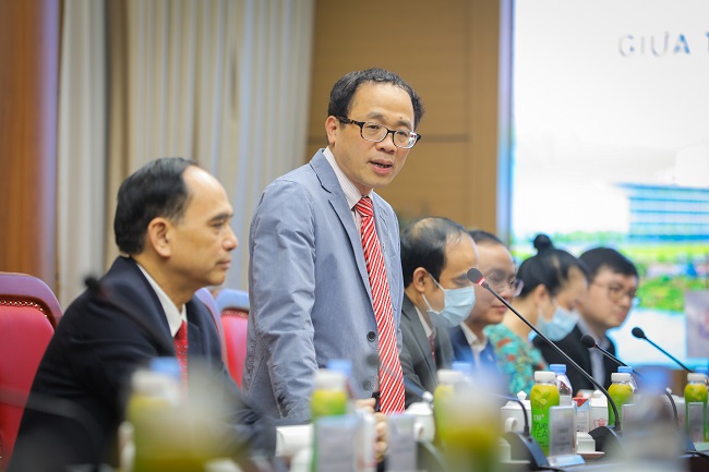 Giáo sư – Tiến sỹ Tạ Thành Văn, Chủ tịch Hội đồng trường Đại học Y Hà Nội, đánh giá sự hợp tác giữa các trường đại học và doanh nghiệp lớn để chăm sóc sức khỏe nhân dân là phù hợp với xu hướng của thế giới