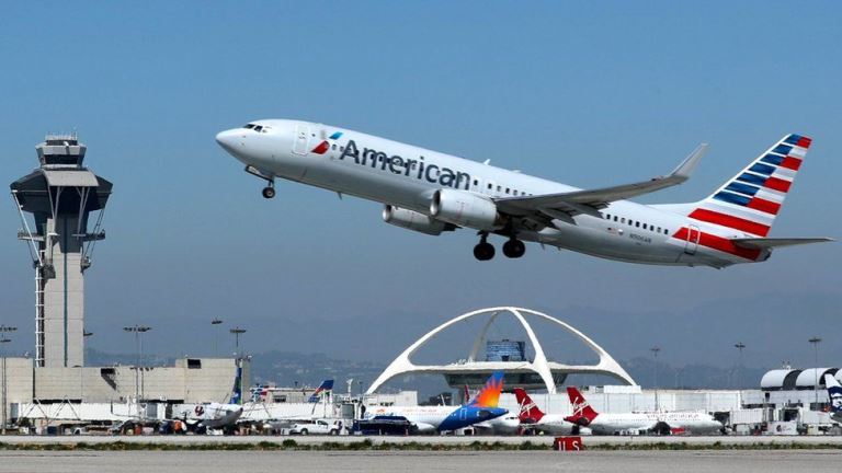 1 máy bay của American Airlines cất cánh