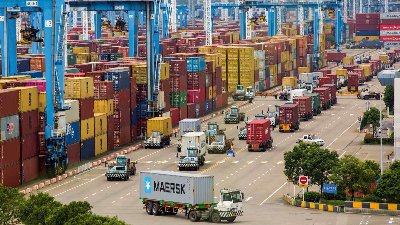 Hàng loạt xe tải tại một bến container ở cảng Ningbo Zhoushan, tỉnh Chiết Giang, Trung Quốc