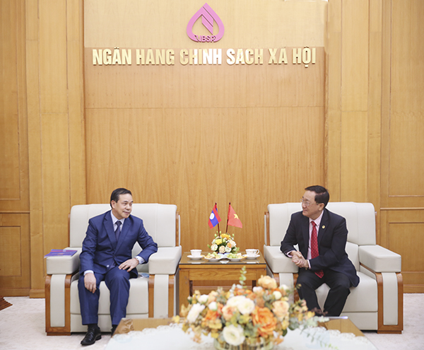 Tổng Giám đốc Dương Quyết Thắng (bên phải) tiếp Đại sứ Lào Sengphet Houngboungnuang