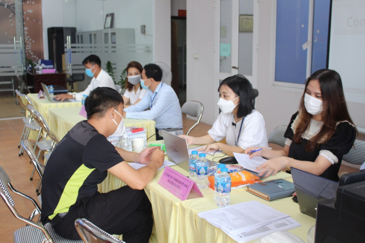 Người lao động tìm hiểu thông tin về XKLĐ tại Trung tâm Dịch vụ việc làm tỉnh Phú Thọ