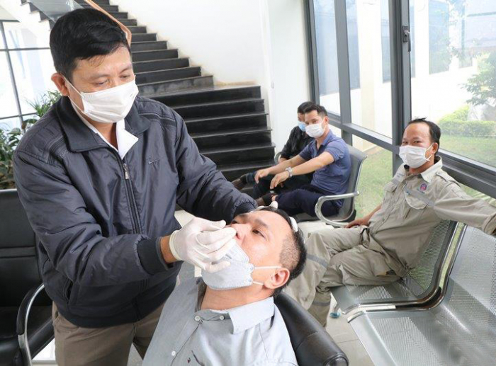 Lấy mẫu xét nghiệm sàng lọc COVID-19 cho cán bộ, người lao động tại KCN Phú Hà