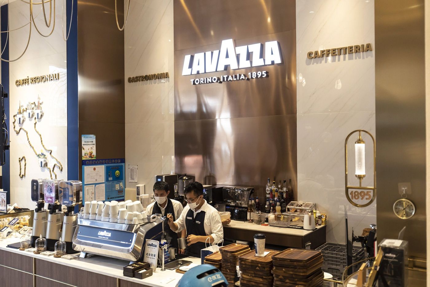 Một cửa hàng cà phê Lavazza tại Thượng Hải