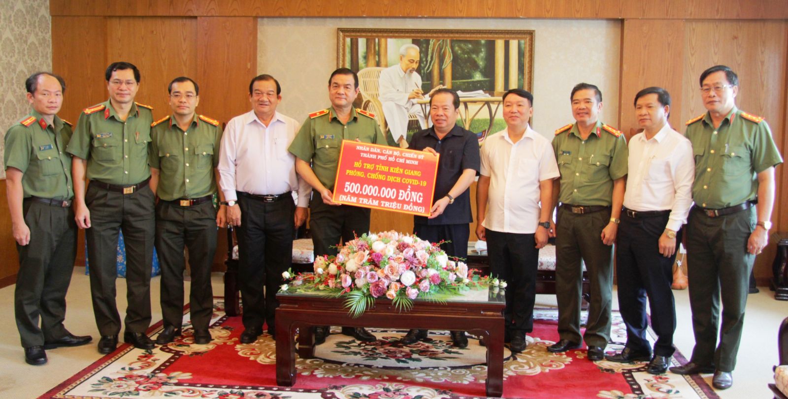 Thiếu tướng Lê Hồng Nam thay mặt đoàn công tác Thành ủy trao tặng 500 triệu đồng hỗ trợ tỉnh Kiên Giang phòng, chống dịch Covid-19