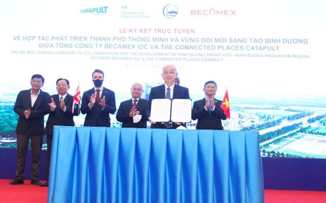 Thực hiện nghi thức ký kết hợp tác trực tuyến giữa Becamex IDC và The Connected Places Catapult tại điểm cầu Bình Dương, Việt Nam