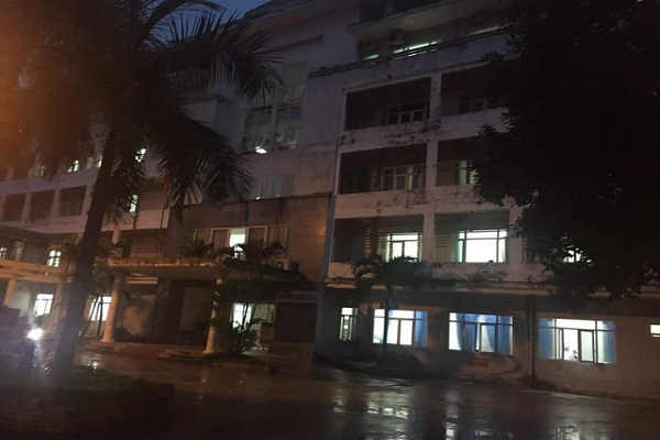 Lực lượng chức năng phong toả tạm thời bệnh viện đa khoa khu vực Nghi Sơn