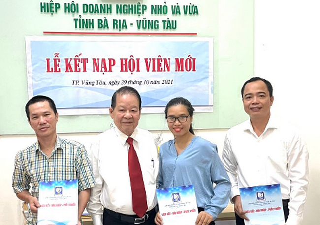Ông Lê Văn Kháng – Chủ tịch Hiệp hội Doanh nghiệp nhỏ và vừa tỉnh Bà Rịa – Vũng Tàu trao quyết định cho các doanh nghiệp hội viên mới