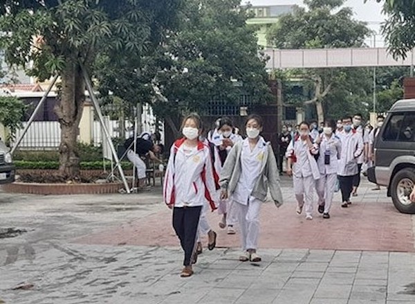 Cán bộ, sinh viên và, nhân viên tình nguyện tham gia hỗ trợ thị xã Nghi Sơn làm test nhanh tầm soát COVID-19