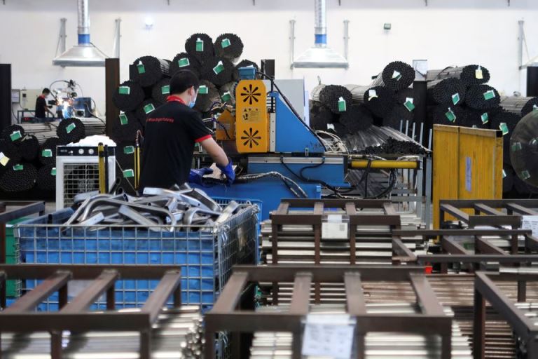 Sản xuất của Trung Quốc bất ngờ giảm sút