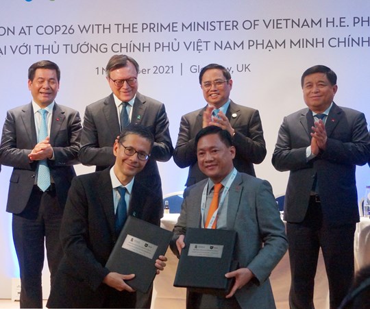 Thủ tướng Phạm Minh Chính chứng kiến lễ trao các biên bản ghi nhớ với tổng giá trị 8,5 tỷ USD cho 3 doanh nghiệp Việt Nam nhằm hỗ trợ các dự án phát triển bền vững