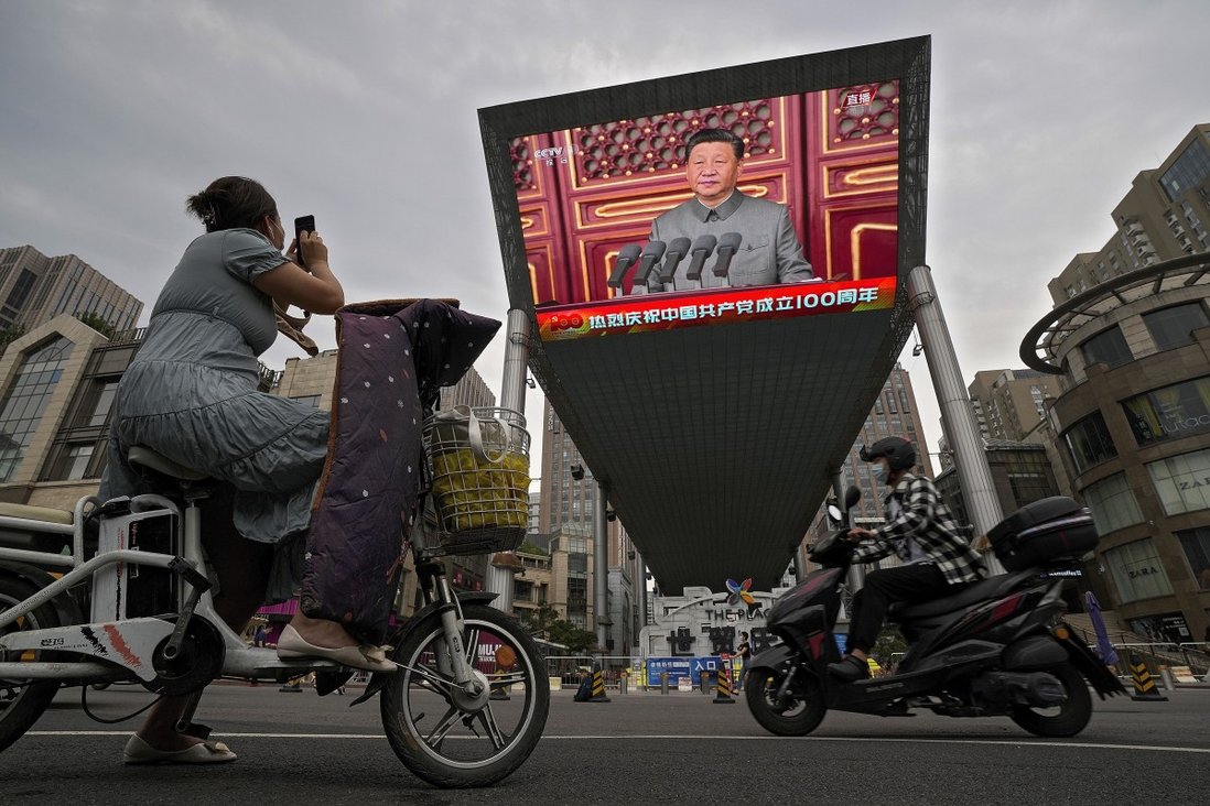 Hình ảnh Chủ tịch nước Trung Quốc, Tập Cận Bình phát biểu trên video được phát bên ngoài một trung tâm thương mại tại Bắc Kinh