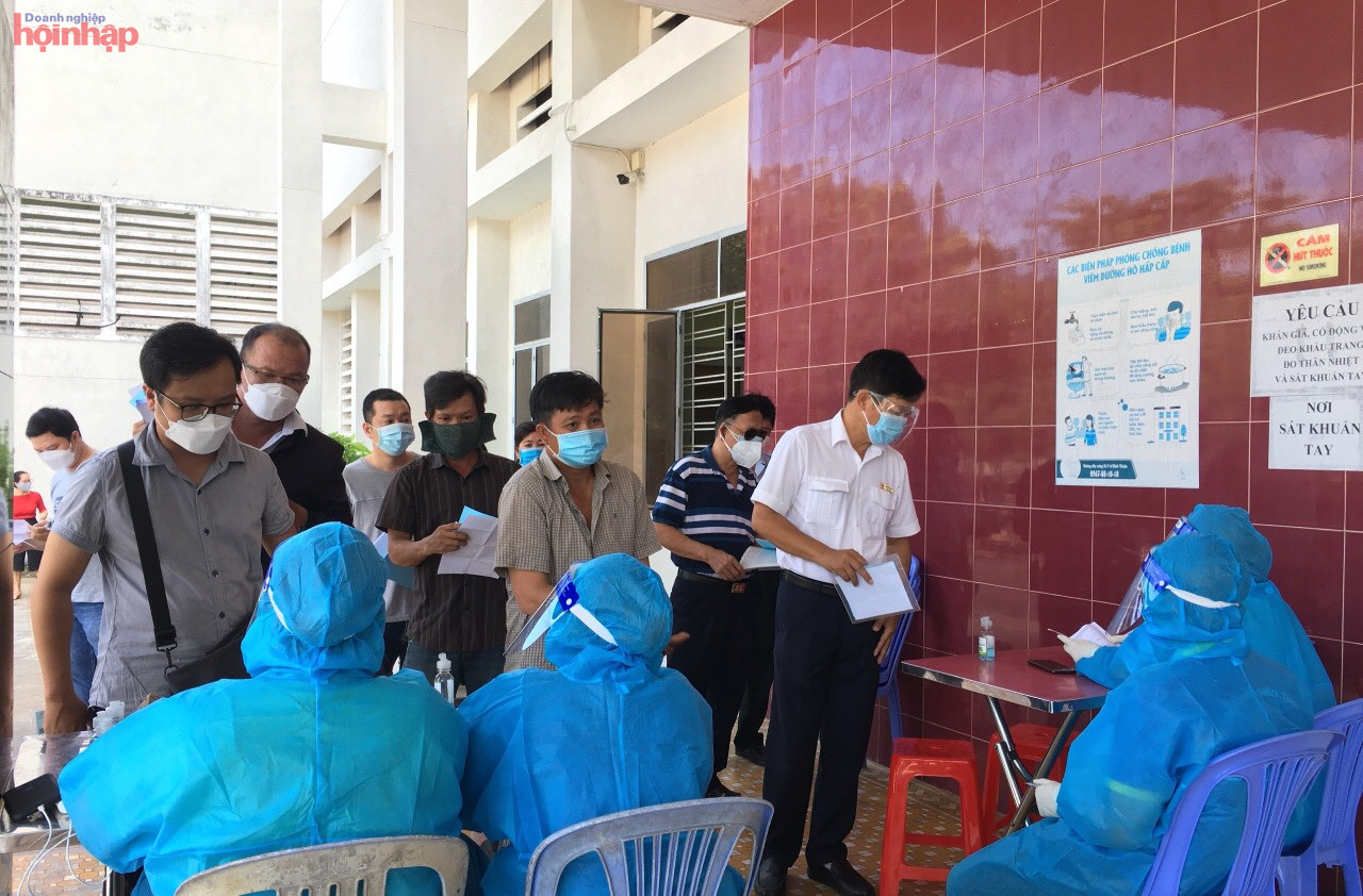 Điểm tiêm chủng vaccine Covid-19, Trung tâm đào tạo, huấn luyện và thi đấu TDTT Bình Thuận vào sáng 2/11/2021. (Ảnh: Phạm.Giang)