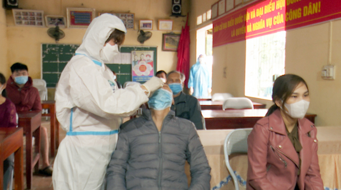 Lấy mẫu xét nghiệm SARS-CoV-2 cho người dân thị trấn Thanh Sơn, huyện Thanh Sơn