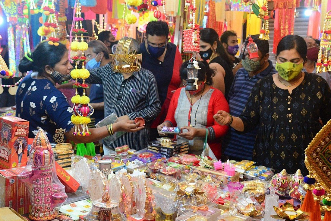 Người dân tại Mumbai sắm sửa đèn trang trí cho lễ Diwali