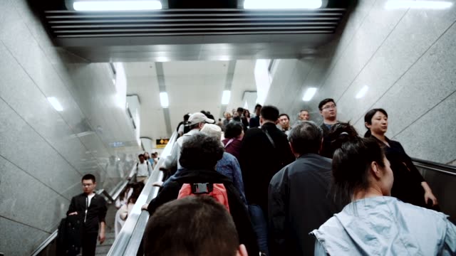 Người dân trung Quốc đi thang máy xuống các ga tàu điện ngầm