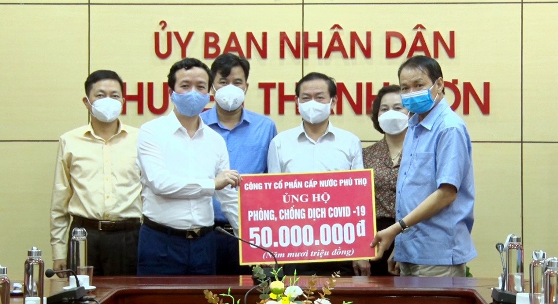 Công ty cổ phần Cấp nước Phú Thọ trao 50 triệu đồng hỗ trợ huyện Thanh Sơn phòng, chống dịch COVID-19
