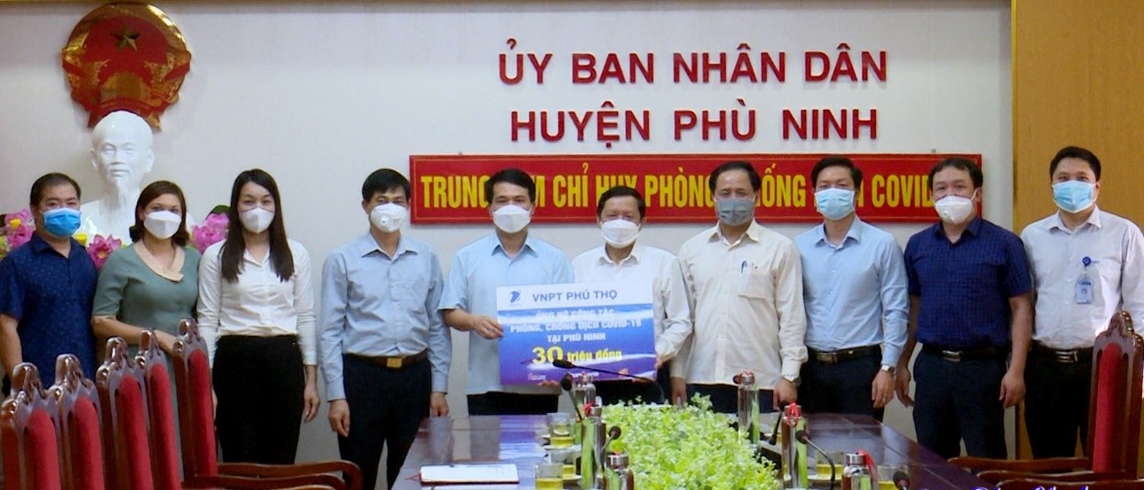 Viễn thông Phú Thọ trao tặng 30 triệu đồng ủng hộ huyện Phù Ninh trong công tác phòng, chống dịch bệnh COVID-19