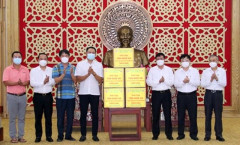 Doanh nghiệp Lâm Minh trao tặng tỉnh Nghệ An 2.000 hộp thực phẩm chức năng bảo vệ sức khỏe, hỗ trợ điều trị các bệnh đường hô hấp