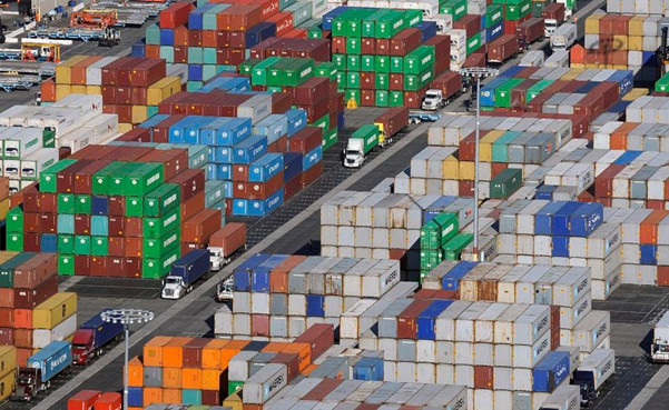 Các tàu chở hàng quốc tế từ Trung Quốc, Panama và Nhật Bản chất đầy các container hàng hóa tại cảng Long Beach, California