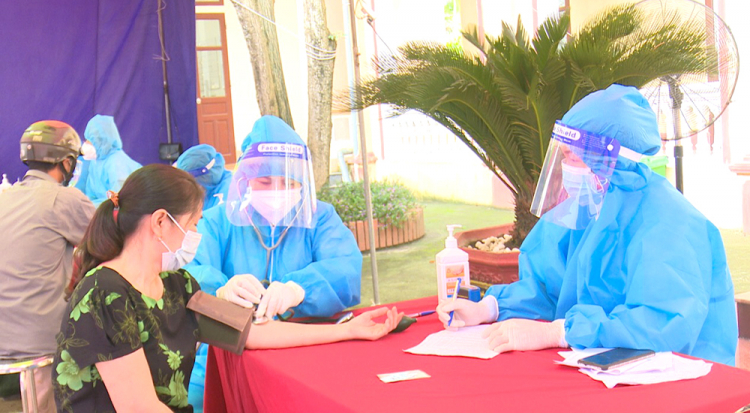Khám sàng lọc cho người dân đi tiêm vắc xin tại huyện Thanh Sơn